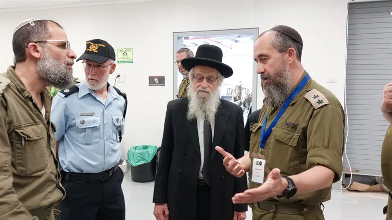 הרב זלמן מלמד והרב רואי מרגלית בשורה
