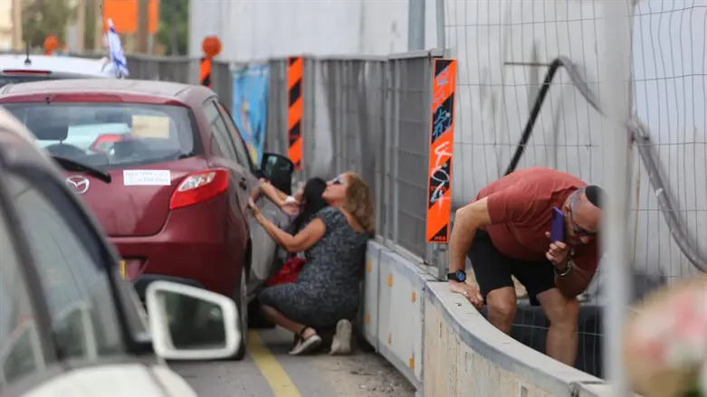 Люди прячутся при ракетном обстреле