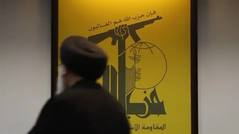 Хасан Насралла на фоне логотипа "Хизбаллы"