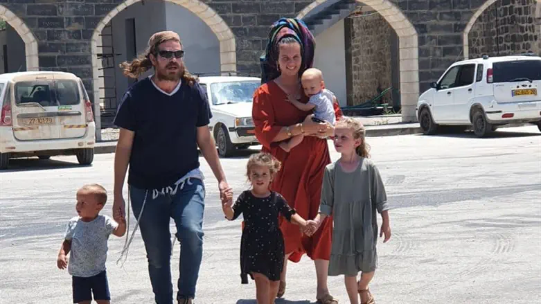 אריאל ואביה דנינו עם ילדיהם