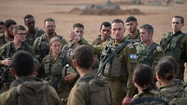 The Chief of Staff with the soldiers