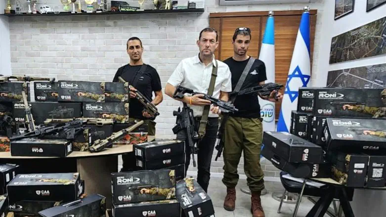 יוסי דגן עם כלי נשק שנרכשו למועצה