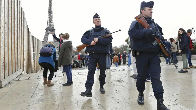 Police officers in Paris (archive)