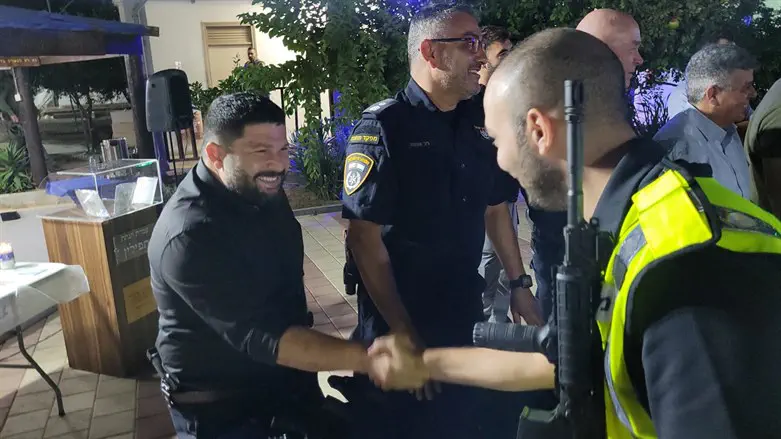 Альмог Коэн с бойцами ЦАХАЛ