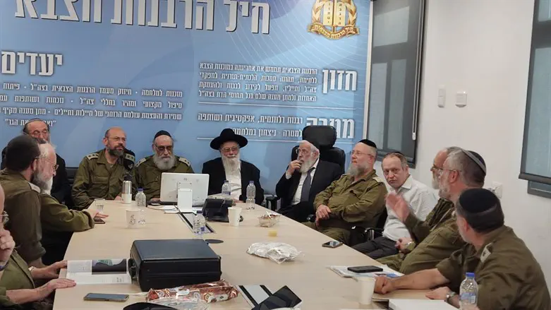 הרבנים שפירא ואיזמן בבסיס שורה