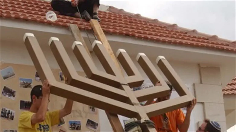 נצרים, מורידים את המנורה