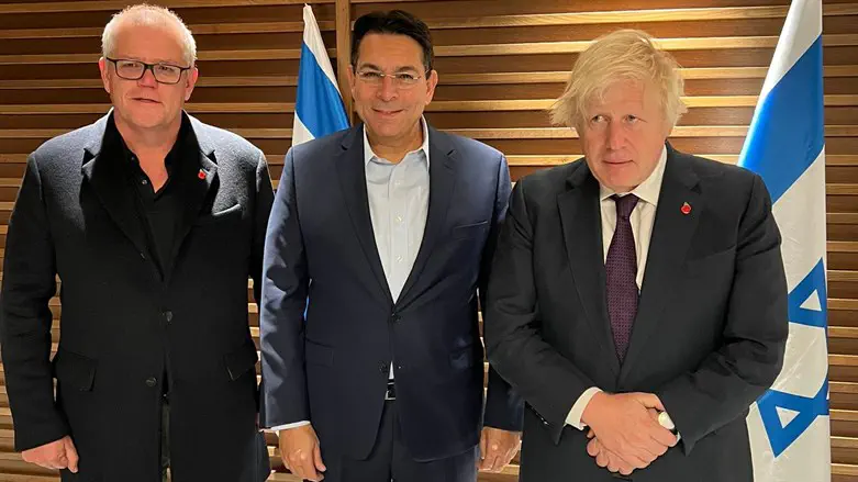 דני דנון עם סקוט מוריסון ובוריס ג'ונסון