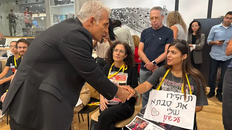 לפיד בפגישה עם בני המשפחות