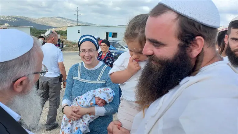 אפרים באואר ז"ל עם משפחתו