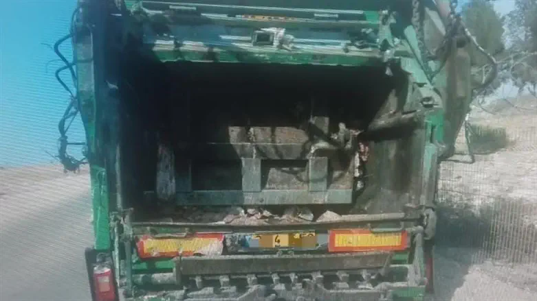 הסתירו במשאית זבל