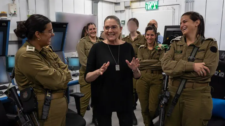 הרצוג עם התצפיתניות