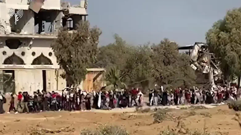 Thousands of civilians from northern Gaza evacuate southwards