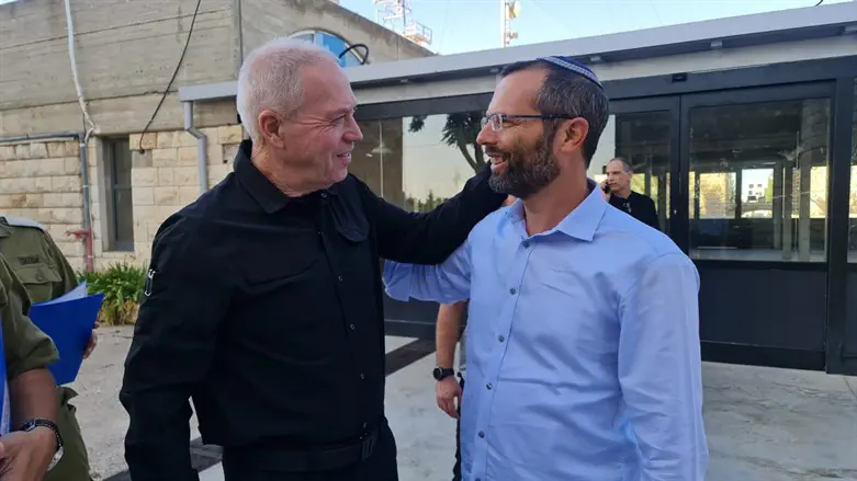 Minister Yoav Gallant (L) and Governer Israel Ganz