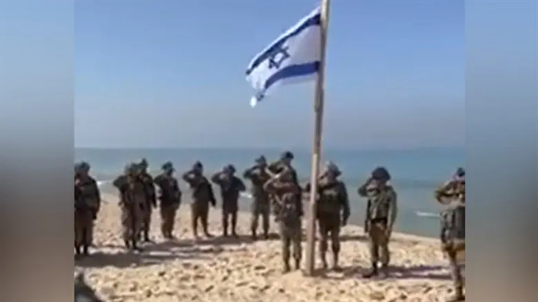 שירת התקווה ודגל ישראל על החוף בעזה