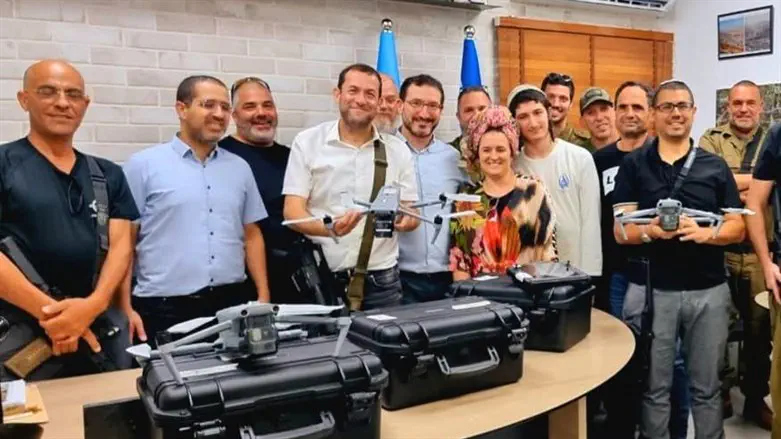 יוסי דגן בחלוקת הרחפנים