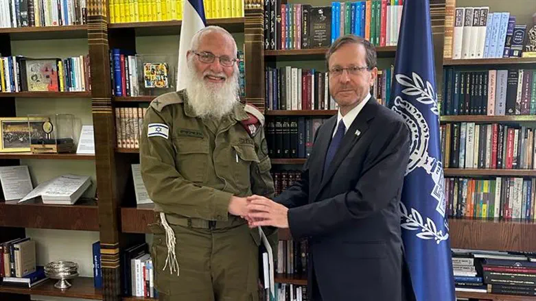 הנשיא עם הרב הצבאי הראשי