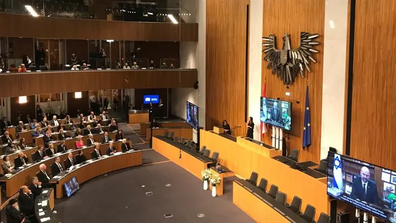 אוחנה נואם בפני הפרלמנט האוסטרי