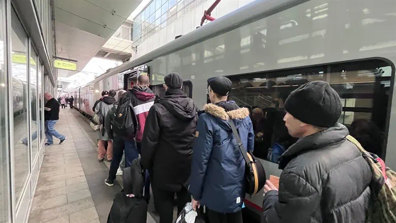 עולים לרכבת בדרך לניז'ני-נובגורד