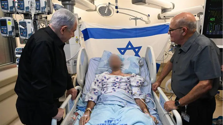 Netanyahu vists wounded soldiers at Barzilai Hospital in Ashkelon