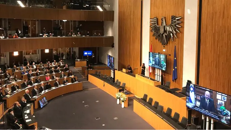 Амир Охана выступает в австрийском парламенте