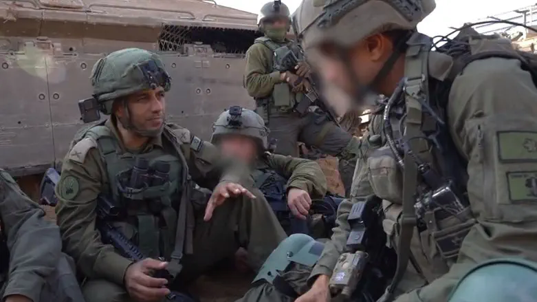 תא"ל דדו בר כליפא עם לוחמים בעזה