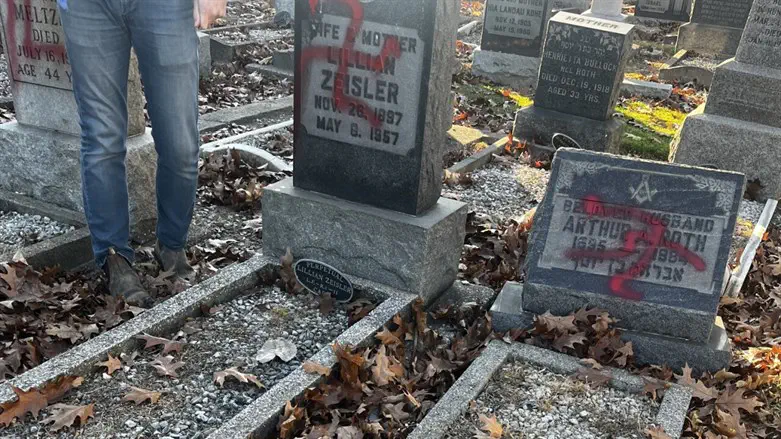 חלק מהמצבו שרוססו בצלבי קרס