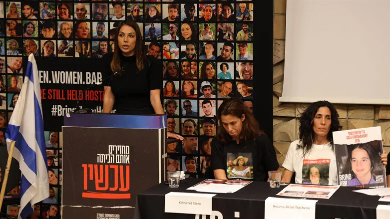 משפחות החטופות נגד ארגוני הנשים