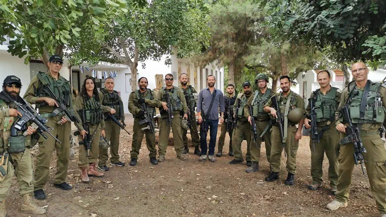 ישראל גנץ עם כיתות הכוננות ביישוב נעלה