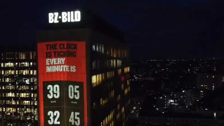 Фотографии похищенных на здании главного офиса газеты Bild