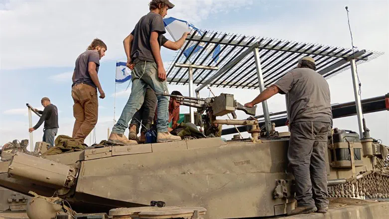 העבודה על המיגון מציל הנפשות נעשתה גם בשבת. המתנדבים בפעולה