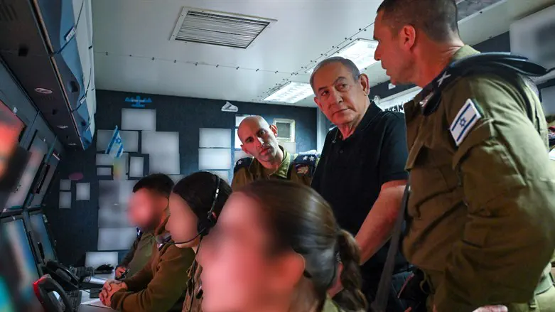 Netanyahu with Iron Dome soldiers