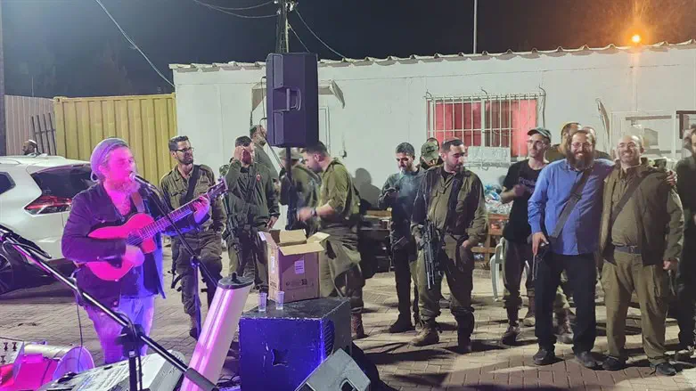 ביני לנדאו בהופעה בבסיס