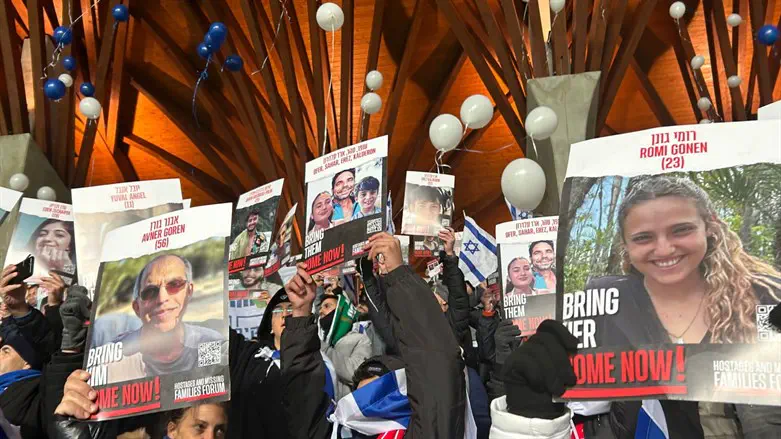 Демонстрация членов семей похищенных израильтян. Иллюстрация