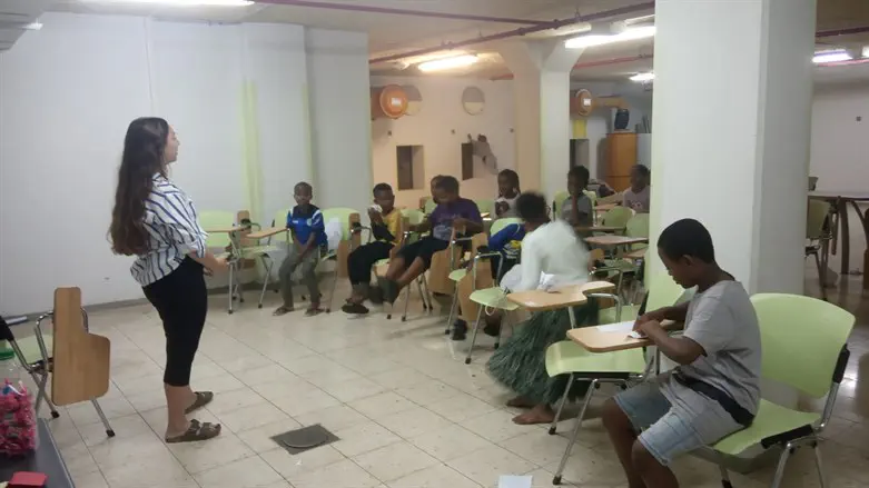 בנות השירות עם מפוני מרכז קליטה