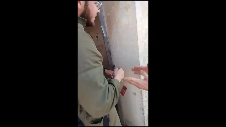 קבייעת מזוזה