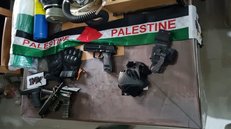 חלק מהציוד שנתפס