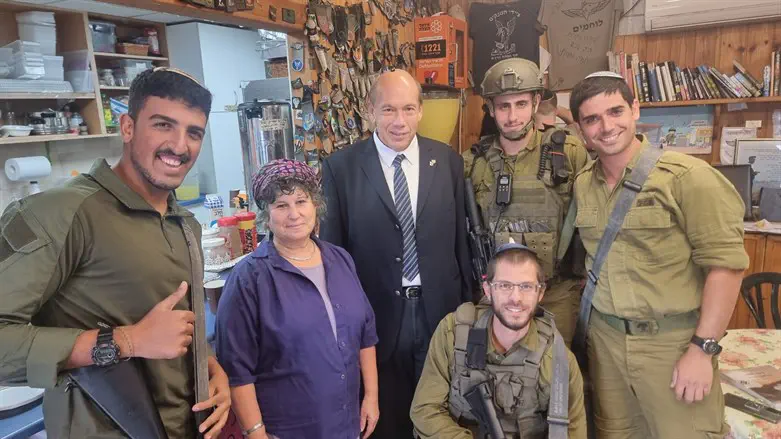 המבקר אנגלמן עם לוחמים