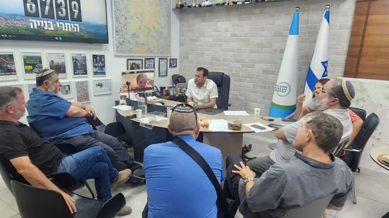 פגישה של הקואליציה במשרדו של יוסי דגן