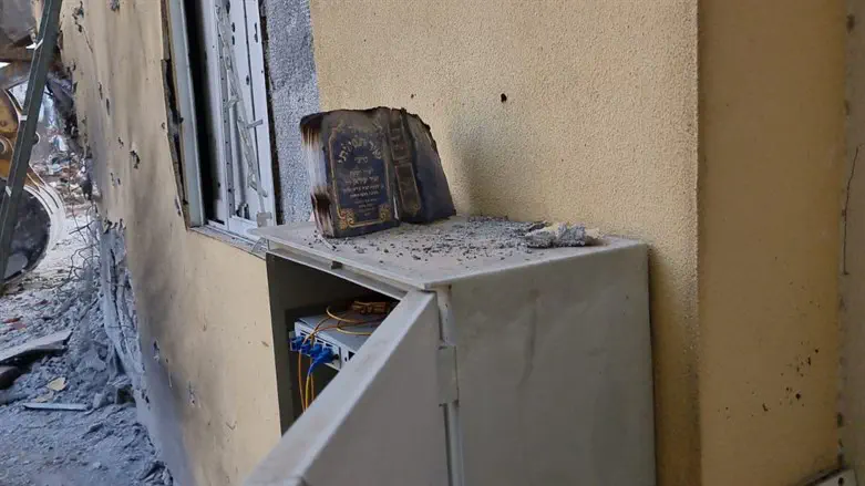 סידור מהפוגרום בקיבוץ בארי