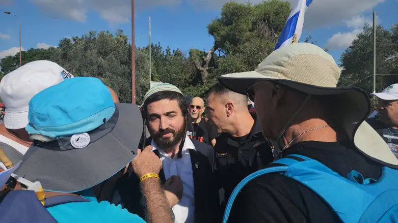 צבי סוכות בצעדה לפני שגורש