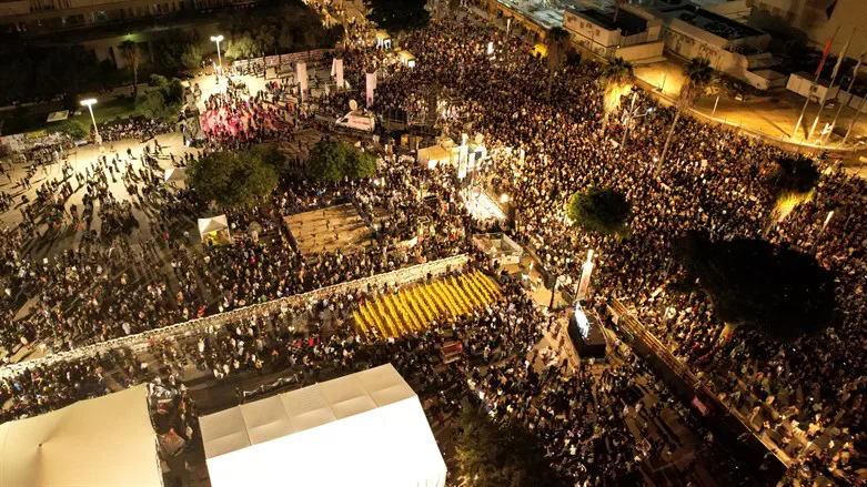 כיכר החטופים, תל אביב