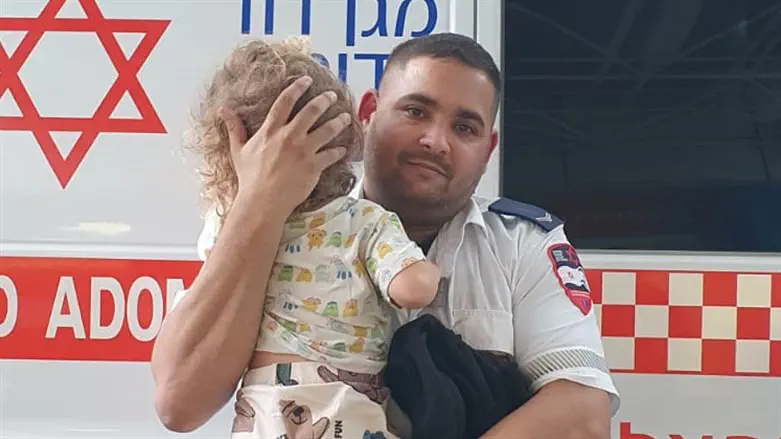 Найденный ребёнок на руках у медика MDA