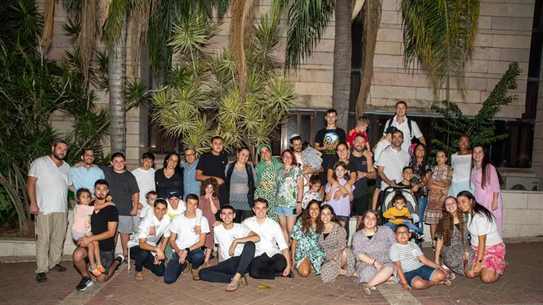 המשפחות והמתנדבים שמסייעים להן