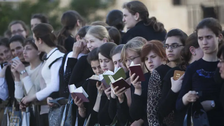 Hasidic women and girls recite Psalms