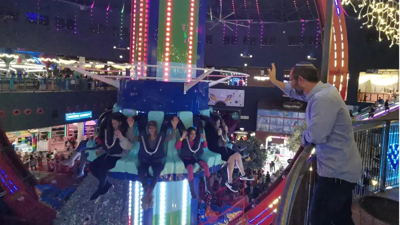 ישראל גנץ עם משפחות המגויסים