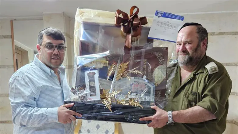 יואל אשר עם מתנדב השומרים