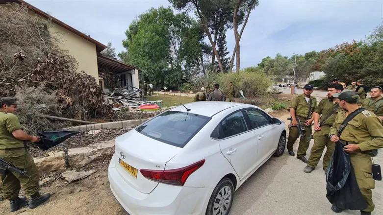 הלוחמים מנקים את קיבוץ בארי