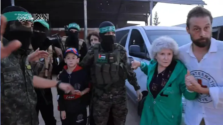 Hamas hands over hostages to Red Cross