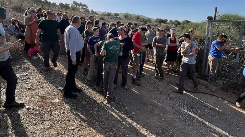 תושבים מנסים למנוע את המסיק