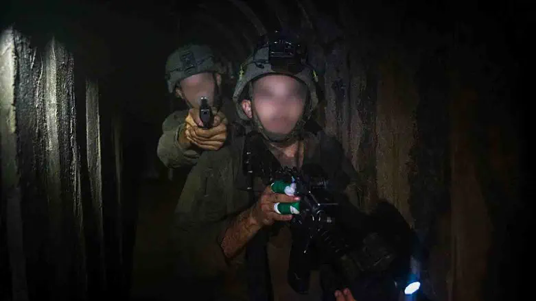 לוחמי שלדג פועלים במנהרת טרור
